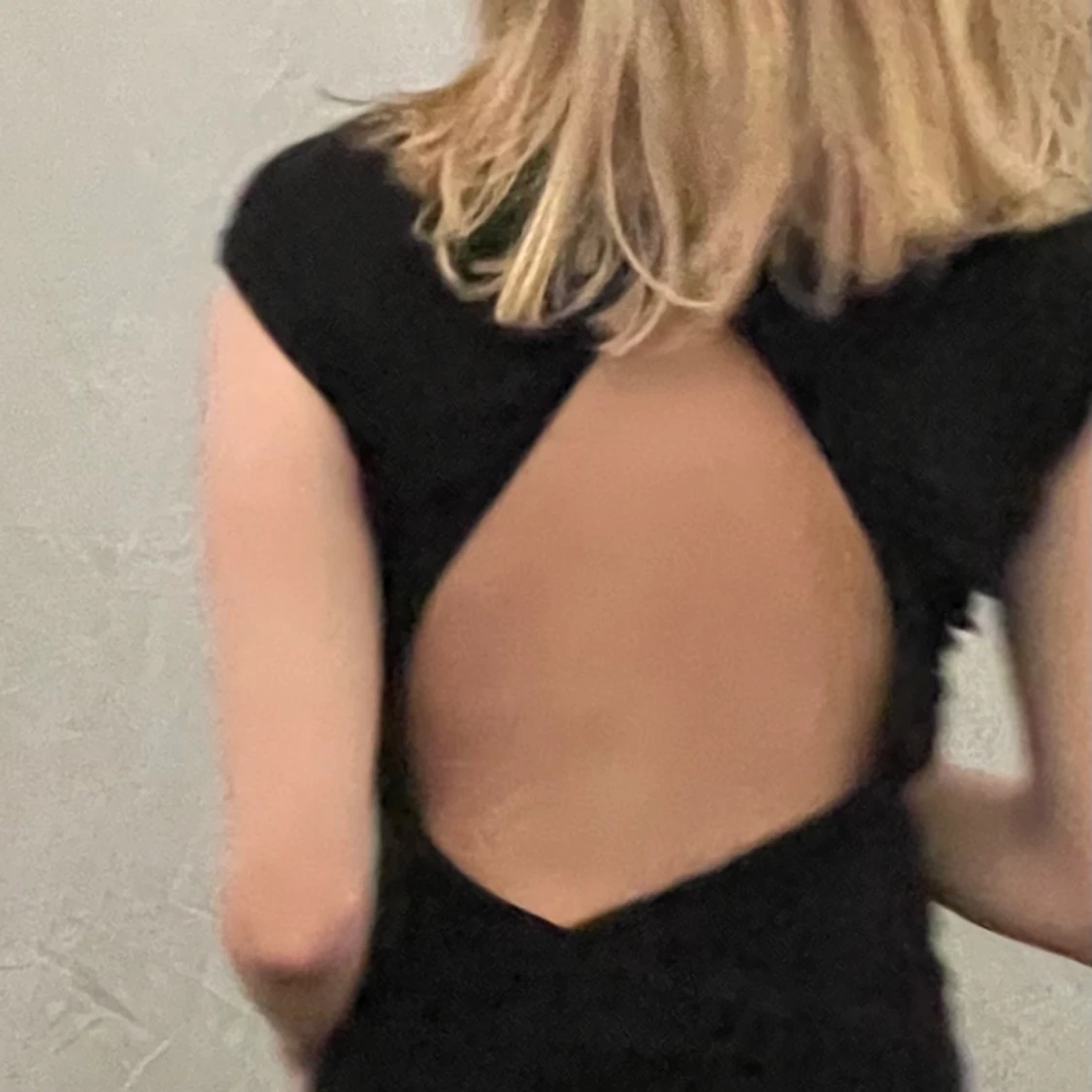 Svart tröja som är öppen i ryggen - 91