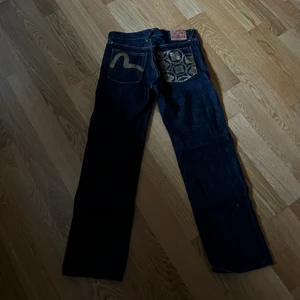 Evisu jeans  - Strl 28-30 (32 på taggen men mindre än det)                       Har haft dem på mig max 3 ggr