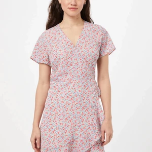 NEO NOIR sommarklänning - NEO NOIR Malta Rosy Garden Dress. Super fin och skön knytklänning som knyts i midjan. Använd 1 gång. 