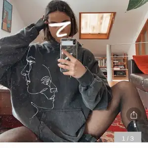 Säljer denna otroligt snygga hoodie som är mörkgrå. Kontakta för mer bilder