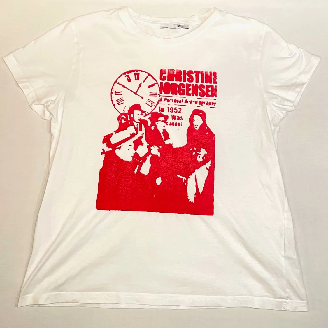 Vit t-shirt med rött tryck  - 90