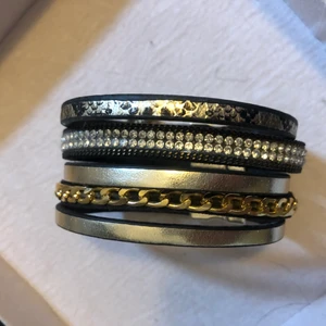 Armband  - Fint läder armband i olika mönster, det är magnet för att ”knäppa” de. St S. Aldrig använt då de är för stort för mig. 