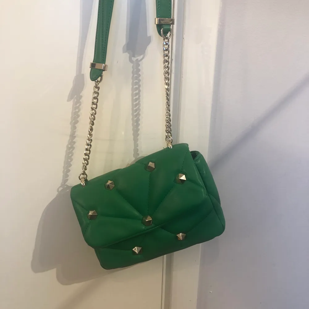 Säljer min gröna väska med nitar från Zara. Har endast använt den några gånger💕. Väskor.