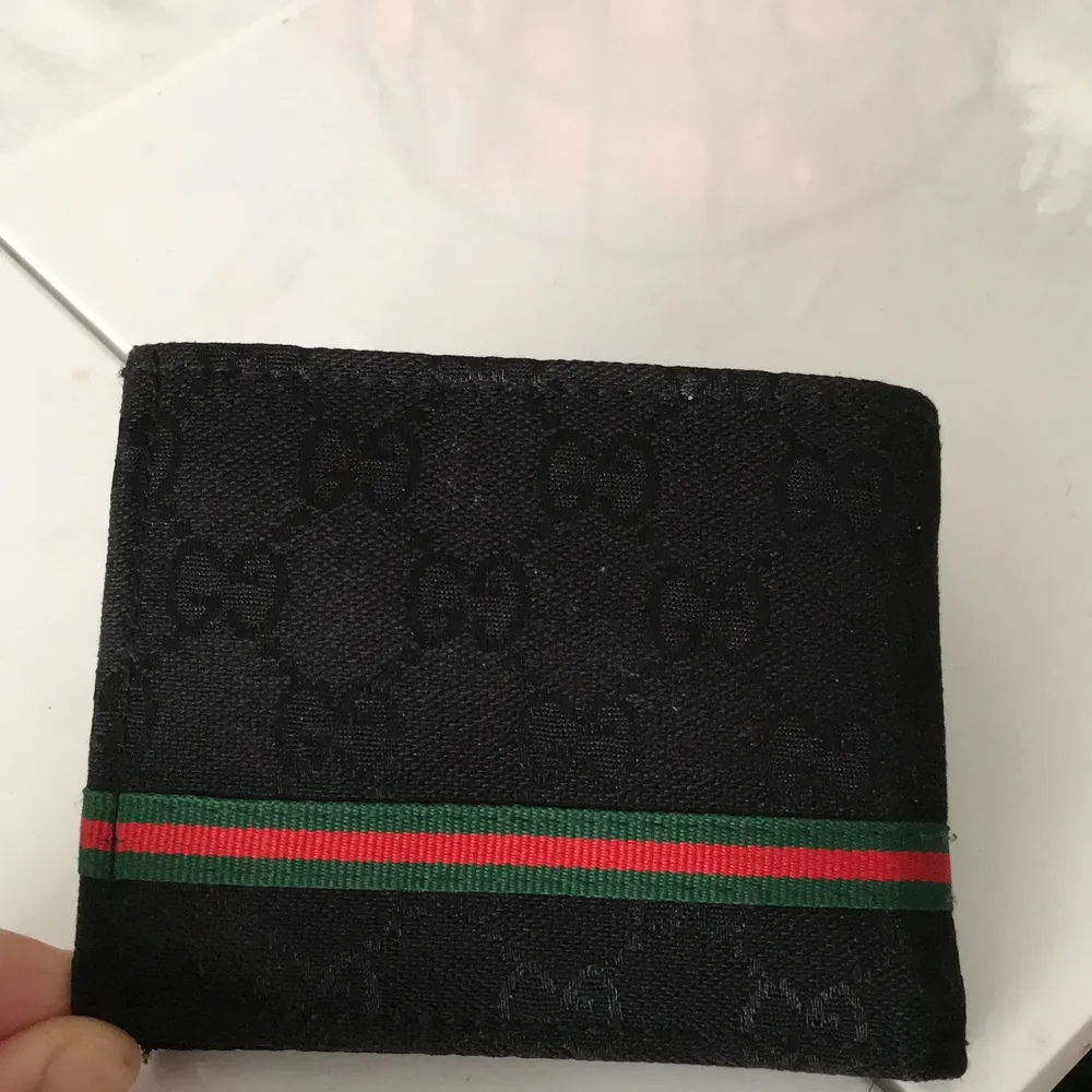 En gucci plånbok, har ingen aning om den är äkta eller fake men min bror säger att den är äkta, säljer den ganska billigt för att jag inte vet om någon är intresserad❤️ frakt tillkommer. Accessoarer.