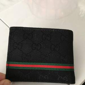 En gucci plånbok, har ingen aning om den är äkta eller fake men min bror säger att den är äkta, säljer den ganska billigt för att jag inte vet om någon är intresserad❤️ frakt tillkommer