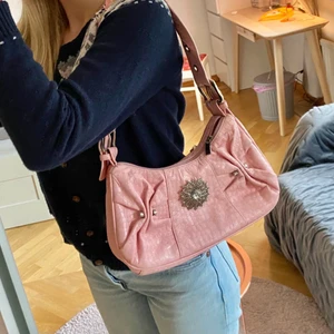 Rosa väska - Rosa väska🤎 kan skicka fler bilder på insidan osv. Bandet är rejält slitet upptill men det syns inte riktigt på bilderna, så det kan jag såklart skicka bild på🤎 köpare betalar frakt🤎