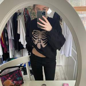 Ascool tröja med skelett tryck köpt här på plick av en tjej som har sytt på trycket själv @bellacarlzon! Superbra skick och kvalite. Säljer då jag inte använder den längre💕