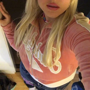 Croppad kofta 00- vibe - Sjukt snygg kofta i sammet, lite ljusare rosa än på bilderna. Använd 2ggr. 