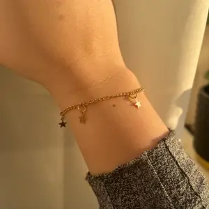 Ett guldigt armband med stjärnor på 
