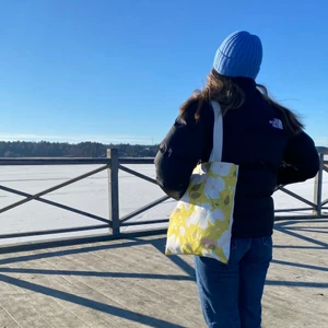 Tygkasse - Tygkassarna finns i 4 olika tryck som alla finns i egna annonser. Gratis frakt i hela landet. 1 för 149kr. 2 för 249kr. 3 för 299kr. Har dragkedja och ett innerfack med dragkedja. Ca 35x38cm + banden. Skicka ett meddelande för att köpa. ❤️🧡💛💚💙💜