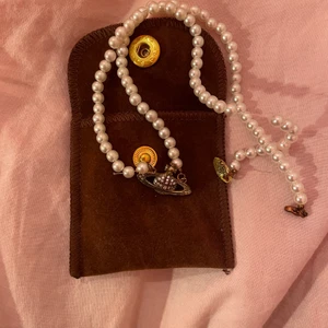 Vivienne westwood halsband - Äkta Vivienne westwood halsband som inte har använts på väldigt länge. Halsbandet gick isönder ett par månader sen därför saknas ett par pärlor med det är fixat nu!