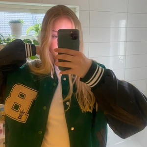 Varsity jacka - Säljer min supercoola varsity jacka från aelfric eden. Köpt från den riktiga hemsidan för ungefär 800 kr. Cirka ett år gammal men varsamt använd, mycket bra skick. Storlek S men är oversized i passformen. Lite fodrad och passar jättebra nu till våren. Skriv för mer bilder. Köparen står för frakt. Är flera intresserade blir det budgivning 😊 (högsta bud 440)