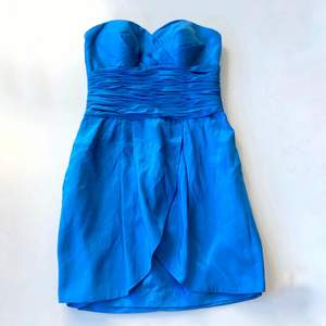 Säljer denna så fina klänningen från LAONA, så härlig blå färg perfekt till våren och sommaren, bra skick, köparen står för frakt💕
