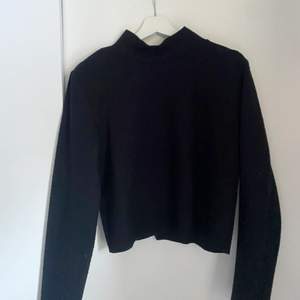 En fin vanlig svart stickad tröja med en liten krage samt med axelvaddar ifrån Zara, storlek medium och i bra skick🌟