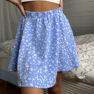 Ljusblå kjol från monki🐳 - Söt kjol i nyskick, säljer då jag inte hann lämna tillbaka! Passar S-M, går lite över knäna på mig som är 168💖 frakt ingår! 