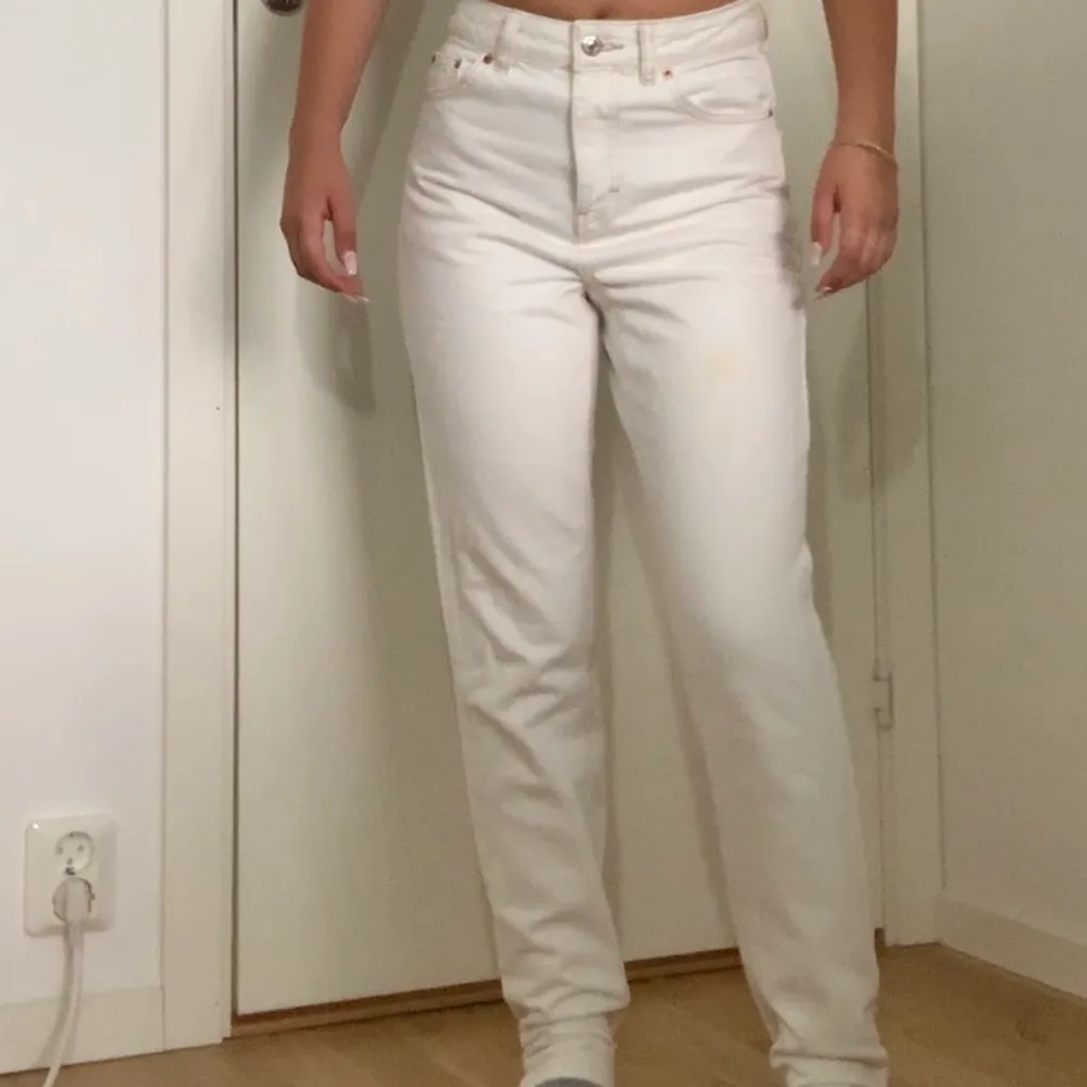 Vita jeans från topshop med kontrast stitch i brun, superfina till sommaren. Jeans & Byxor.