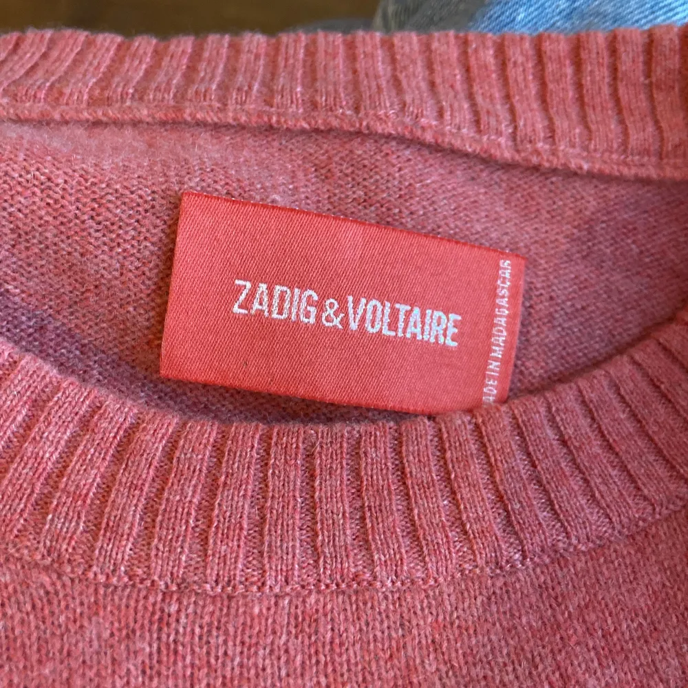 INTRESSEKOLL på denna korallfärgade 100% Kashmir tröjan från Zadig&Voltaire. Nypris tror jag var ca 3000, endast använd några få gånger så väldigt bra skick❣️❣️. Tröjor & Koftor.