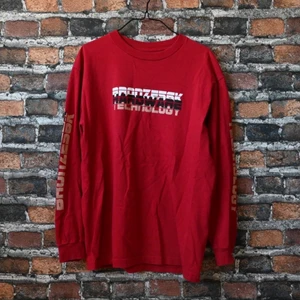 Röd långärmad tröja - I fint skick, true to size. För mått eller fler bilder kontakta mig! Skickar spårbart med PostNord. 