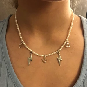 Pärlhalsband med silverberlocker - Säljer ett jättefint vitt pärlhalsband med silverberlocker som jag har gjort själv💓💓 Berlockerna finns även i guld om ni hellre vill ha det. Kolla in mina andra annonser för fler smycken!! Ni får även gärna komma med egna förslag på färg och design:) Halsbandet på bilden kostar 69kr. Frakt tillkommer på 13kr!! 