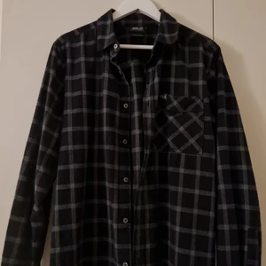 Rutig oversized skjorta  - Helt oanvänt rutig skjorta, tjockare och högre kvalite på materialet