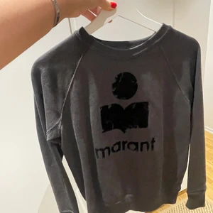 ISABEL MARANT SWEATSHIRT 💖 - Jätte skön isabel marant sweatshirt som jag fick julen 2020, trycket är lite slitet pga att den råka bli tvättad fel, tycker själv att det slitna gör den coolare❤️ knappt använd och känns som ny. Pris kan diskuteras 