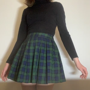 Rutig kjol strl M - Fin rutig klol som inte kommer till användning, använt skick. Storlek M men passar även S💗 