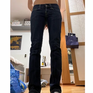Lågmidjade jeans - Superfina lågmidjade jeans i straight/bootcut slits längst ner från fornarina i mörkblått, fint skick men lite för stora på mig skulle säga en storlek 28. Jag är 166 cm🤍