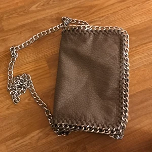 Fin väska  - Säljer min fina väska nu som ej kommer till användning den har jätte fint skick ser ut som en helt ny väska nästan finns mycket utrymme på den!!💗