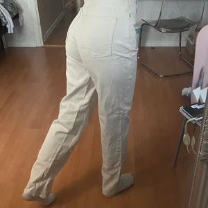 Beiga jeans  - Super snygga beiga jeans💗💗 endast använda en gång så de är som nya💗  de sitter perfekt i midjan på mig som vanligtvis har XS-S