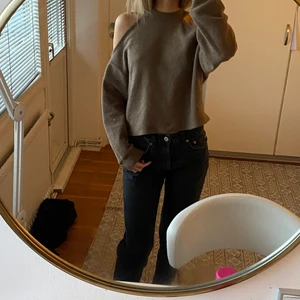 Brun stickad tröja - Säljer en jätte fin långärmad tröja från Ginatricot i storlek S. Den är så gott som ny då jag aldrig lyckats använda den. Hör av dig om du har några frågor!💗 (frakt ingår ej)