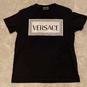 Grymt snygg t - tröja från Versace, strl 164/14år Men denna har jag köpt till mig själv, sitter precis som en small (S)