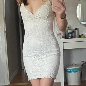 Vit skolavslutningsklänning  - Super snygg vit klänning💗 perfekt till skolavslutning eller student! Endast använd fåtal gånger så den är som ny💗 köpt på bikbok för några år sedan! kan skicka fler bilder om så önskas, bara att höra av sig💗 pris kan diskuteras 