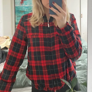 vintage rutig bomberjacka - tunnare bomberjacka. vintage! väldigt skön och ett fint material. 