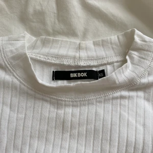 Vit långärmad strl xs - Fin basic långärmad tröja från bikbok. Jättebra skick, säljer då den inte kommer till användning. Säljer för 50kr + frakt. Skriv privat vid intresse eller frågor!✨💌