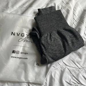 Nvgtn scrunch tights storlek xs - Ett par gråa scrunch tights från nvtgn. Aldrig använda endast testade, lappen sitter kvar och påsen medföljer. Storlek xs