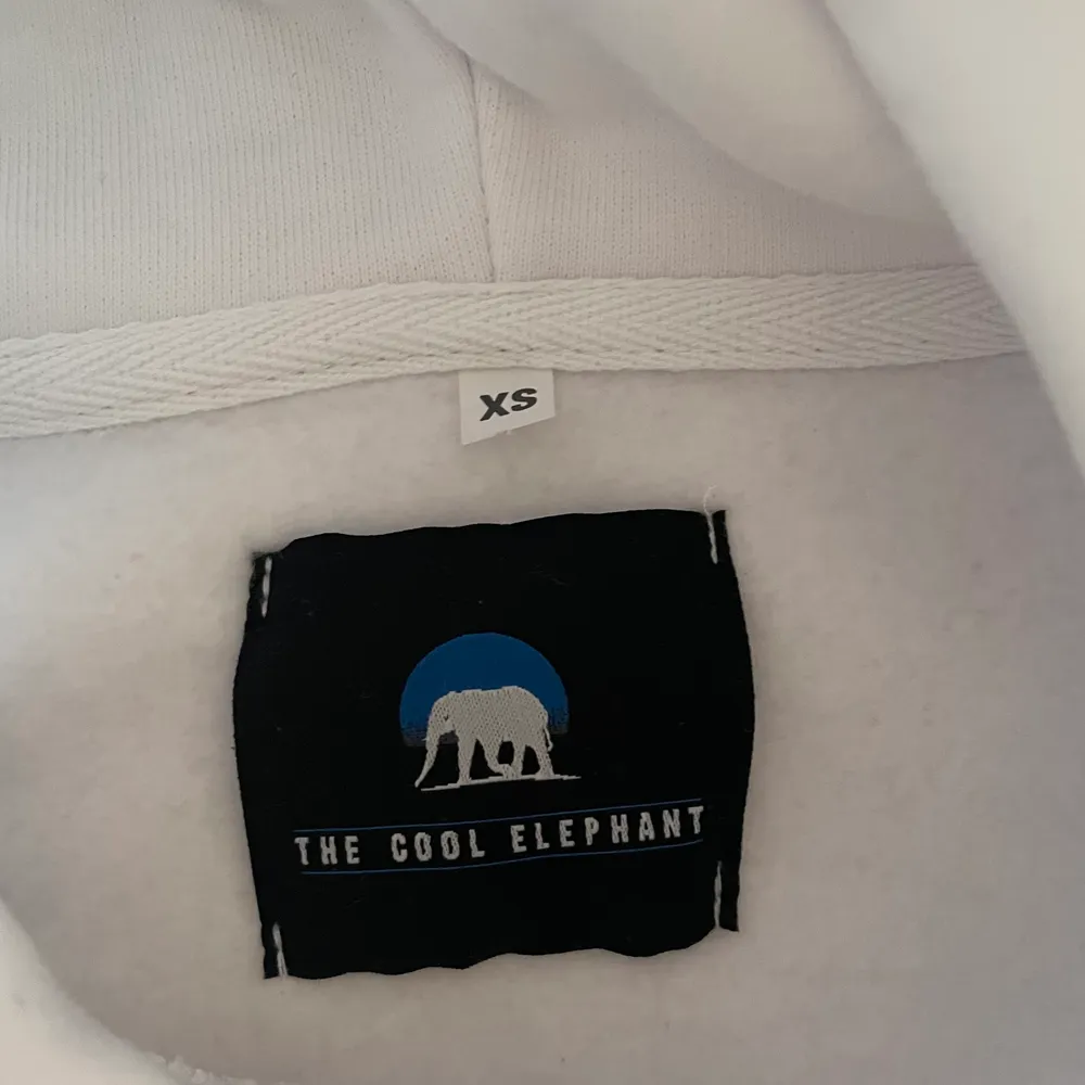 Säljer min the cool elephant hoodie med trycket Flowergirl 💞 Säljer denna pga råkade köpa två! aldrig använd 😇 Skriv privat om du har några frågor :) Priset kan diskuteras. Tröjor & Koftor.