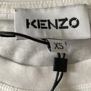Säljer nu min helt nya kenzo t-shirt Använd 1 gång då storleken va för liten köpte den för 975kr men kan sälja den för 590kr vid en snabb affär inom stockholm