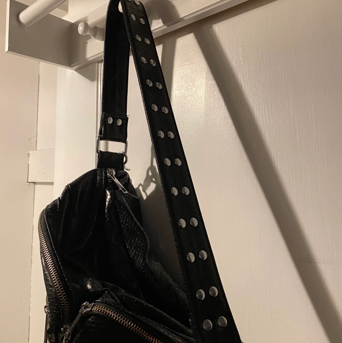 Axelremsväska med nitar - 91