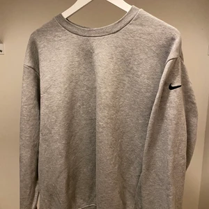 Nike Sweatshirt - En Sweatshirt med ett utmärkt material som håller en varm under kyligare dagar.