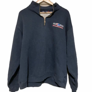 Vintage halfzip sweatshirt  - Tja! Nu säljer vi denna as snygga vintage halfzipen. Den sitter som en storlek L/XL ungefär. Kan mötas upp i Sthlm men kan även fraktas (GRATIS FRAKT🚚) Tvättas självklart innan den skickas, spårbart frakt.🙏