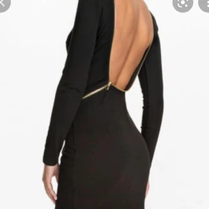 Rebecca Stella dress - En svart snygg klänning från Rebecca Stellas kollektion i storlek xs. Använd endast en gång sedan har den bara hängt i garderoben därav säljer jag den! Nypriset låg på 399kr. Den är i fint skick och somsagt bara använd en gång. 