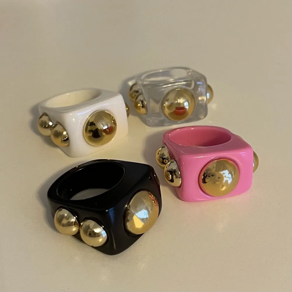 Selger disse kule ringene, helt nye og ubrukte! Har sort, hvit, rosa og blank 💓. Accessoarer.