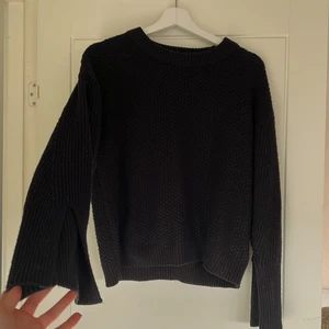 Tröja med slits  - Svart stickad tröja med slits i armarna. Tröjan är i använt skick. Köpare står för eventuell frakt ❤️‍🔥💕❤️