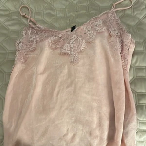  Linné  - Två likadana linnen fast i olika färger 