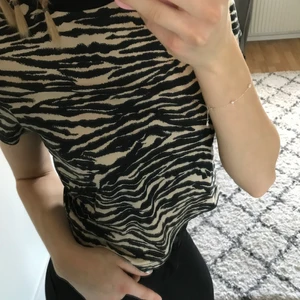 T-shirt  - Säljer denna snygga t-shirt från hm. Sparsamt använd, fint skick