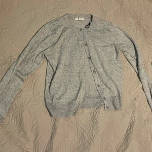 Grå kofta - Söt oanvänd grå kofta!!