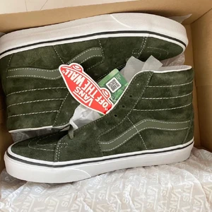 As snygga höga vans - Intressekoll på mina as snygga vans. De är oanvända och endast testade! Passar mig som har 37. Nypris 1000kr. Lånade bilder så skicka privat för egna! Buda eller köp direkt för 600kr