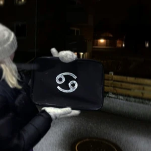 Datafodral  - Datafodral med stjärntecken tryck, i reflex!✨ Beställ med ditt alldeles egna stjärntecken på!♊️♋️♌️♈️♉️♎️♍️♒️♓️♑️♐️♏️ 15 TUM men passar mindre datorer med, då blir det extra plats för annat i fodralet😍