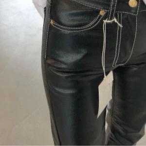 Eytys cypress jeans - Säljer dessa jättesnygga och populära jeansen från eytys, köpta på plick men passade inte mig tyvärr🖤 De två sista bilderna är från tjejen jag köpte de av, alltså exakt samma byxor som jag säljer. De är väldigt små i storleken🖤 800kr inkl frakt