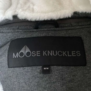 Moose knuckle hoodie - Använd 4 gånger, Står för frakt och postar om du inte kan mötas i Karlsborg